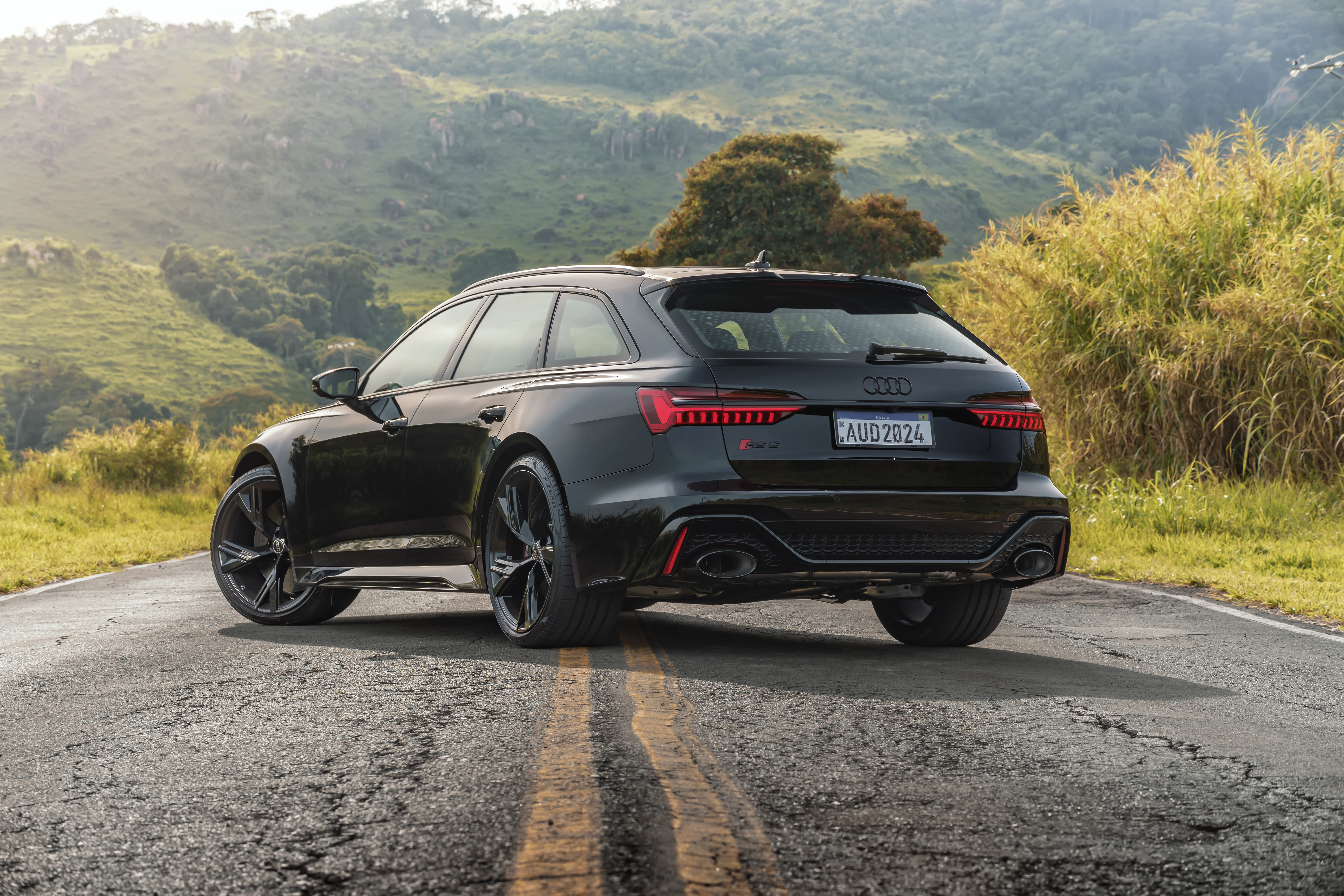 Audi RS 6 Avant front view