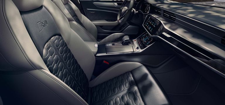 O interior de um Audi RS 6 Avant com estofamento em couro Valcona Audi exclusive em Diamond Silver-Black com costuras contrastantes em Diamond Silver.