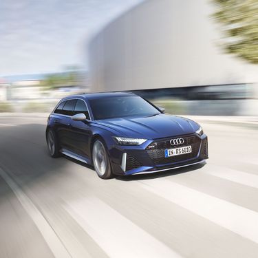 Audi RS 6 Avant visão frontal dinâmica